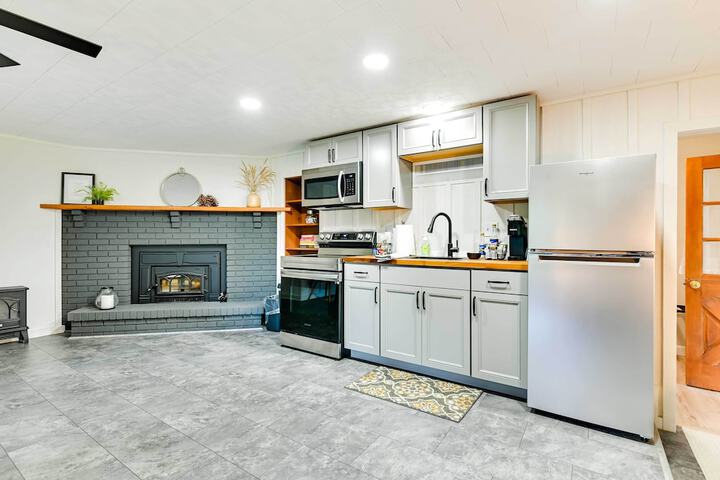 Modern Studio 13 Mi to Saratoga Racetrack!