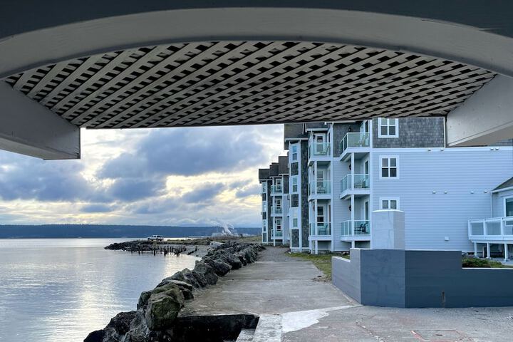Tides Inn & Suites