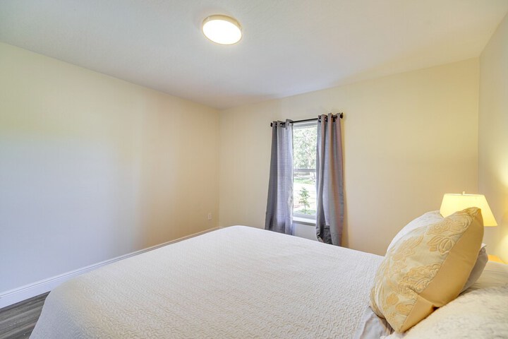 Sunny Palm Bay Home w / Screened Porch Near Beaches