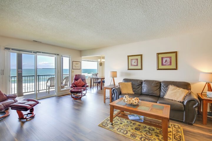 Comfortable Lincoln City Condo w / Patio & Views!