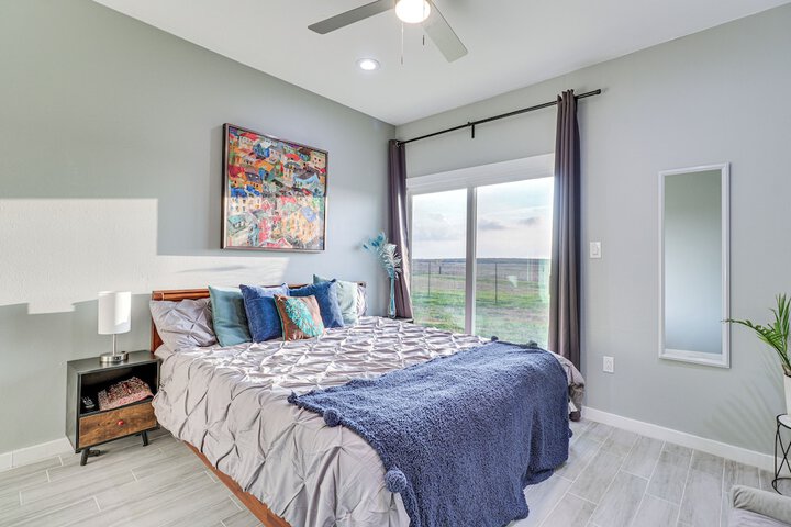 Modern Farmhouse in Del Valle: Rural Setting!