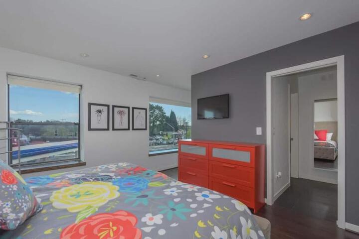 Large eclectic 1 BR above restaurant 15min to PDX