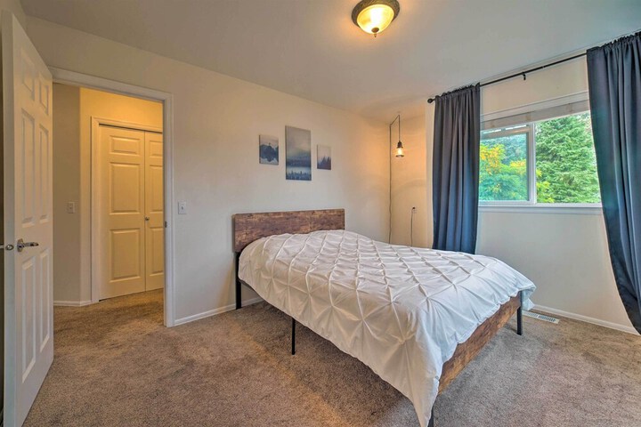 Spacious Lake Stevens Home w / Fire Pit Patio