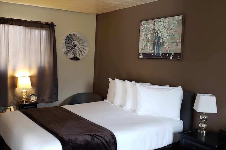 Lamplighter Cabins & Suites