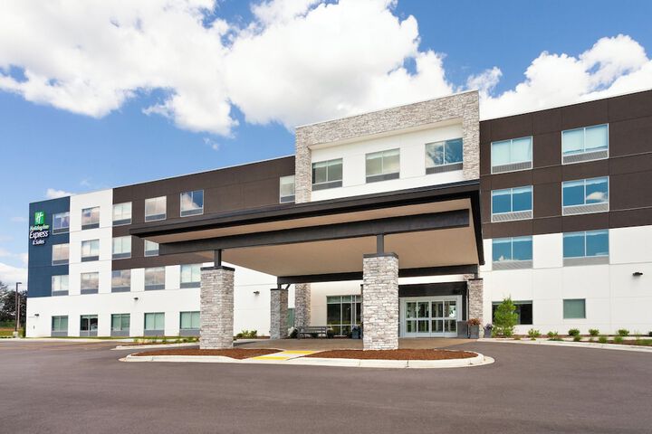 Holiday Inn Express & Suites Reedsburg - Dells Area by IHG