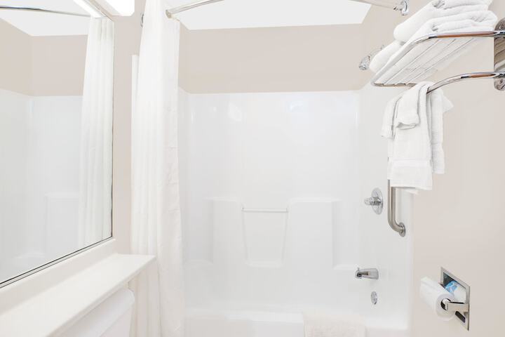 Room 4 of 16