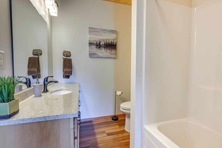 Cozy Lake Wissota Escape w / Community Dock!