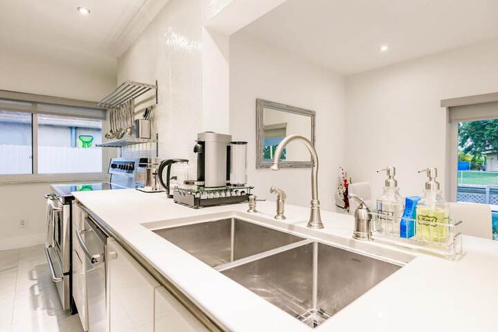 Stylish Aventura Home With Pool on Intercostal