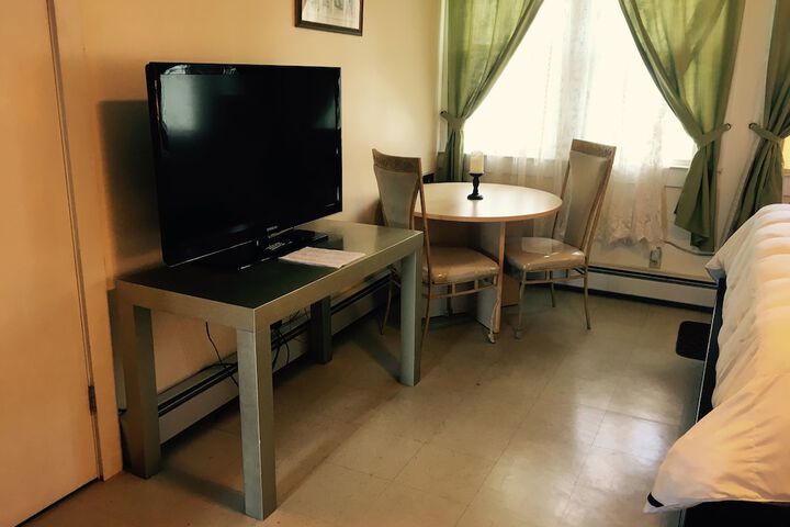 Room 4 of 82