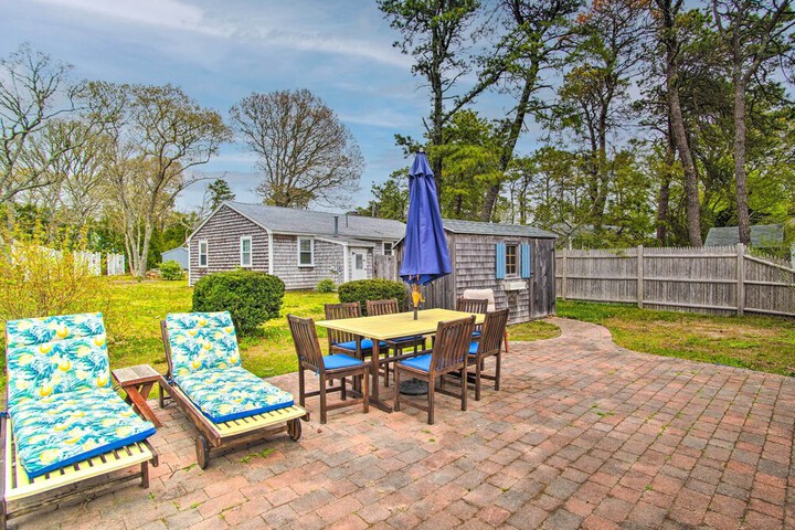 Traditional Cape Cod Cottage: Walk to Beach!