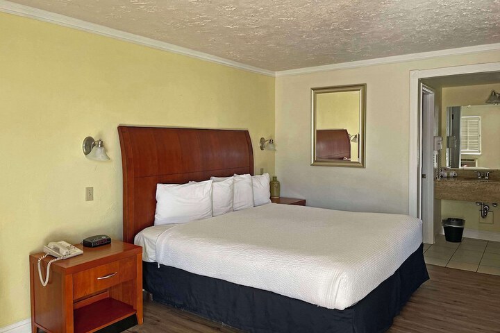 Room 30 of 48
