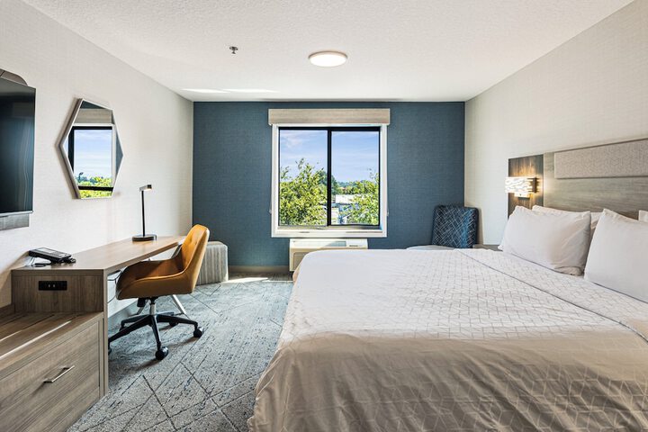Holiday Inn Express & Suites Buford NE - Lake Lanier by IHG