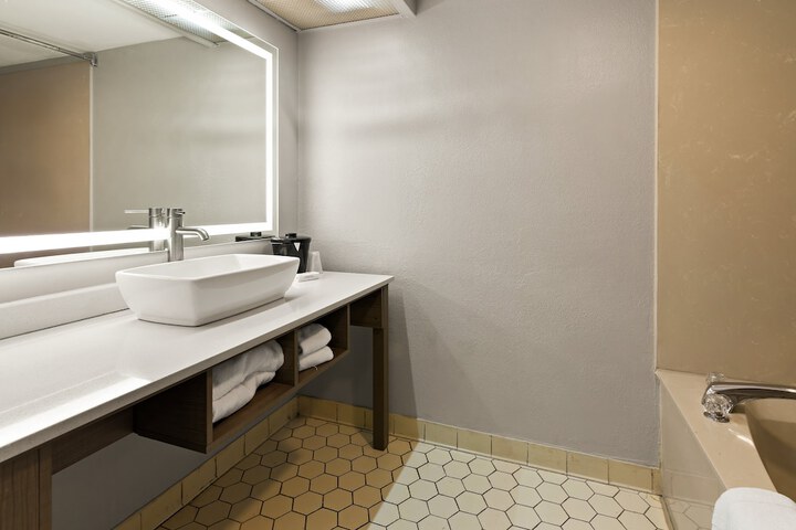 Room 16 of 27