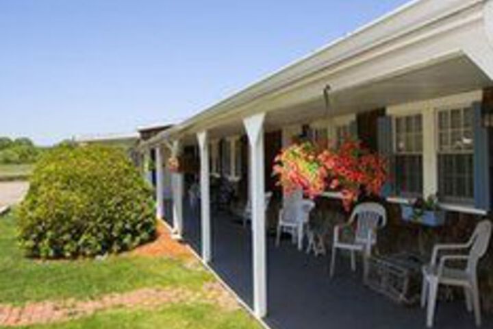 Sheas Riverside Inn & Motel