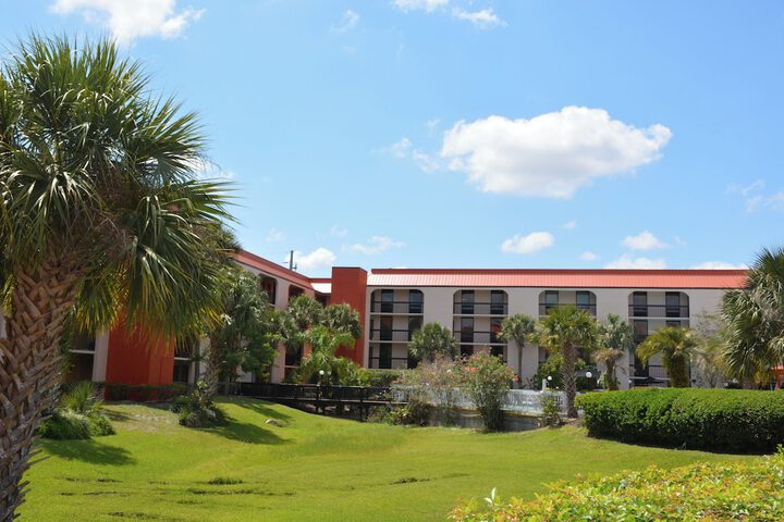 Hotel Exterior 31 of 33