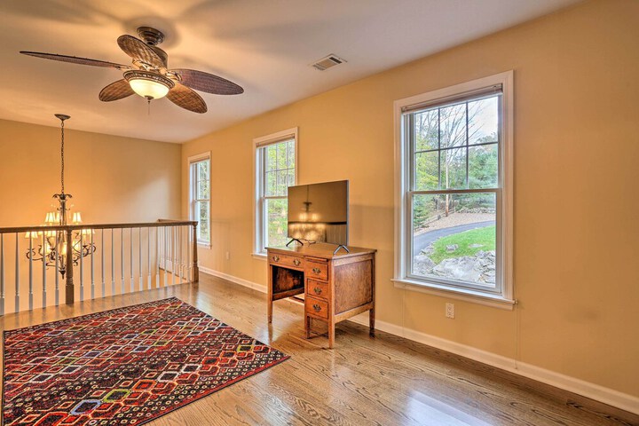 Beautiful Lakefront Retreat w / Deck & Views!