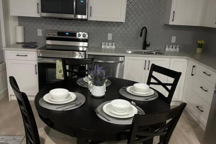 The Royal Bay Escape: Cozy 2 bedrooms garden suite