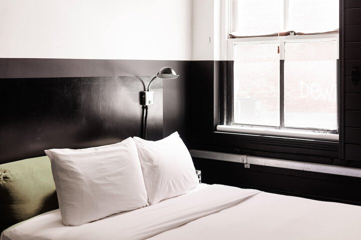 Room 27 of 76