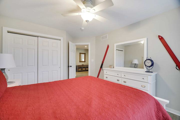 The Nest at Pinecrest by Avantstay Spacious Deck Game Room, Fire Pit
