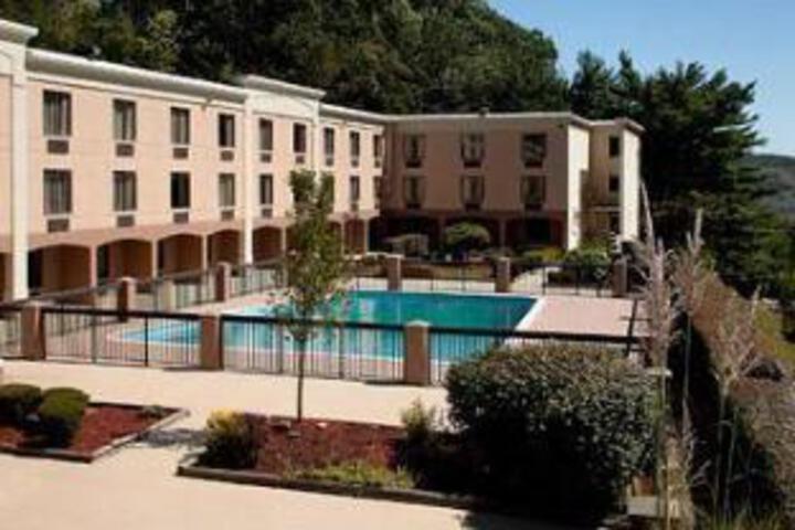 Best Western Plus University Inn Steubenville - CLOSED