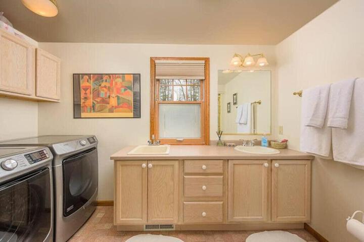 Lake House Family Vacation - Sleeps 12 Dock Kayaks Paddle Boards