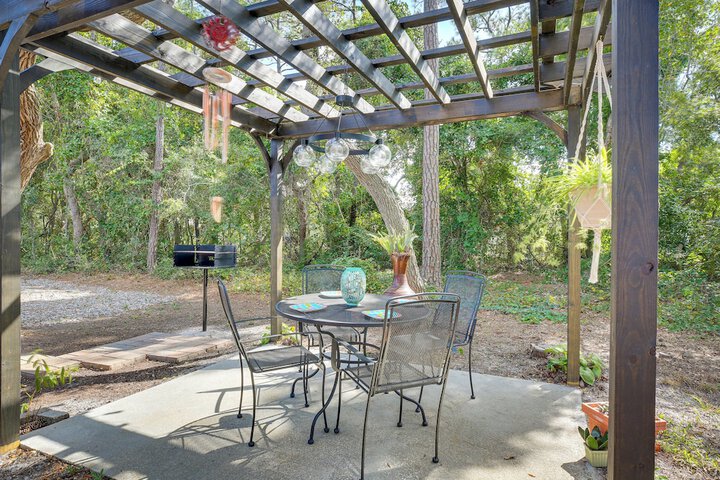 Oak Island Vacation Rental w / Decks Walk to Beach