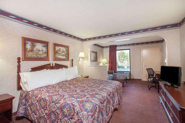 Room 10 of 25