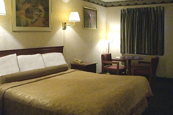 Room 6 of 8