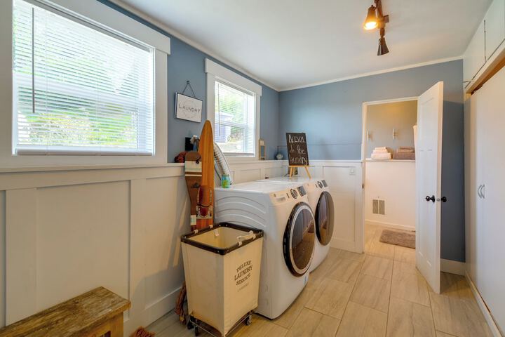 Gig Harbor House w / Private Beach + Views!