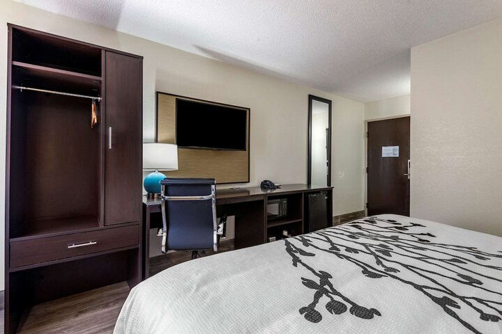 Room 17 of 33