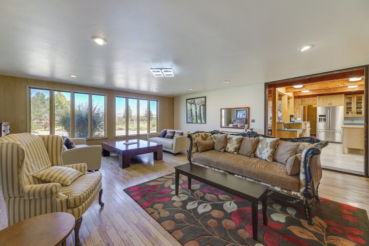 Spacious Pinedale Home w / Mountain Range View