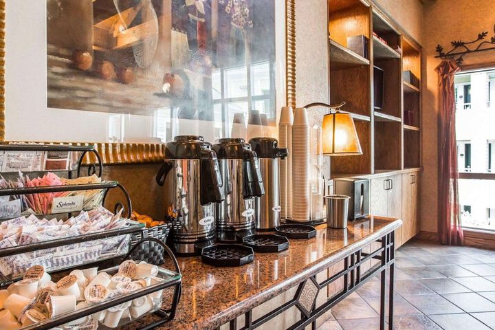 Breakfast/Coffee Service 80 of 96