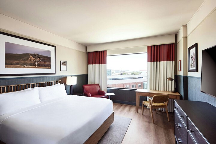 The Scarlet Lincoln, a Tribute Portfolio Hotel