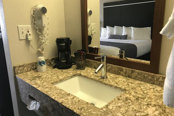 Ten Pin Inn & Suites