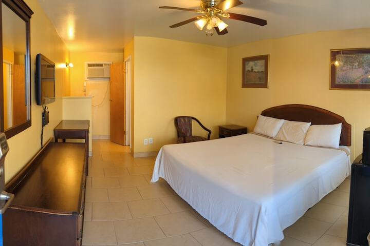 Room 6 of 12