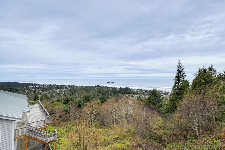 Lovely Rockaway Beach Home w / Pacific Ocean Views!