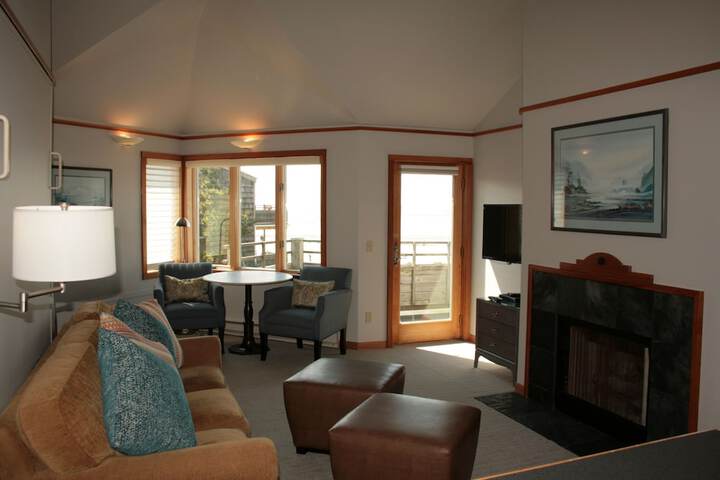 The Waves / The Argonauta Inn/The White Heron Lodge