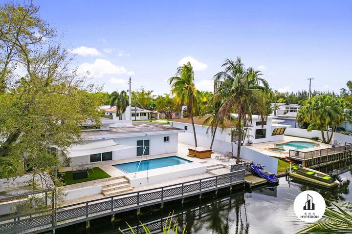 Stylish Aventura Home With Pool on Intercostal