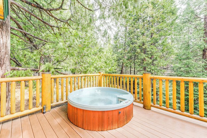 Mountain Cabin w / Hot Tub: 4 Mi to Shaver Lake!