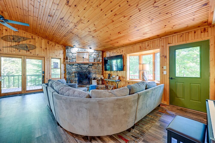 Cullowhee Mountain Retreat w / Deck and Fire Pit!