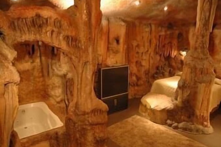 Wildwood Inn Tropical Dome & Theme Suites