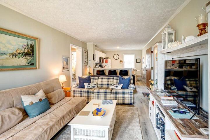 Oceanfront Topsail Beach Retreat - Steps to Shore!