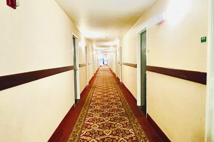 Ballroom/Hall 28 of 30