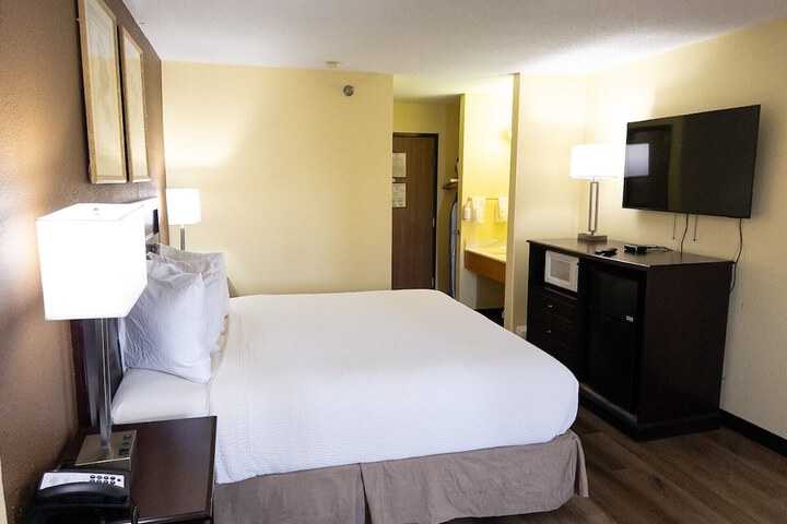 Baymont by Wyndham Battle Creek Downtown