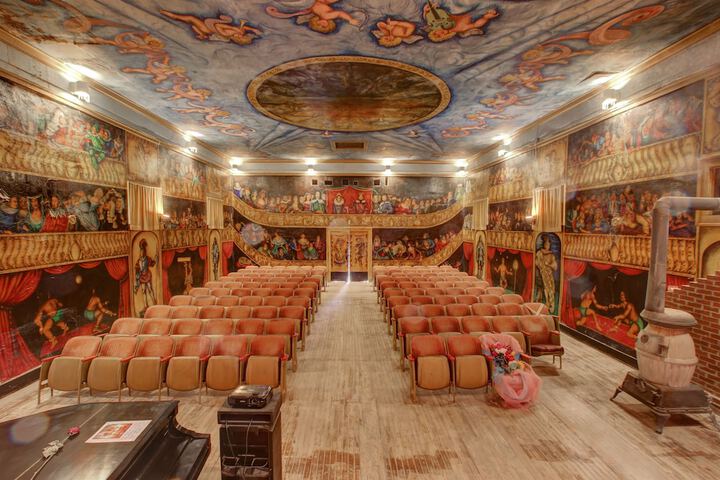Ballroom/Hall 89 of 97
