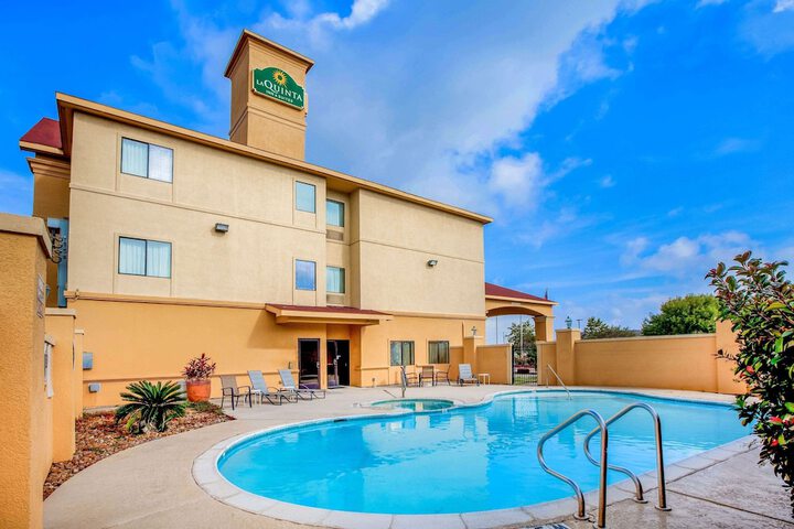 La Quinta Inn & Suites by Wyndham Pasadena