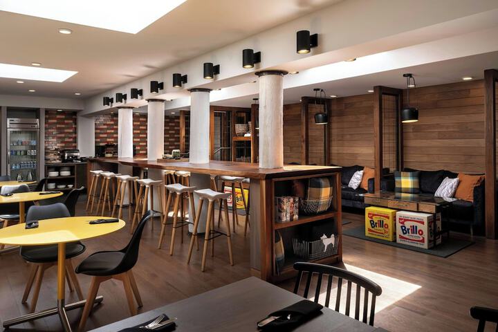 Lounge 96 of 103