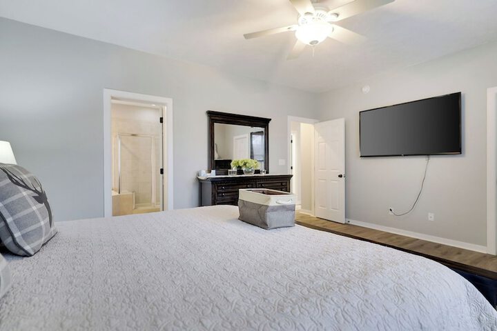 The Nest at Pinecrest by Avantstay Spacious Deck Game Room, Fire Pit