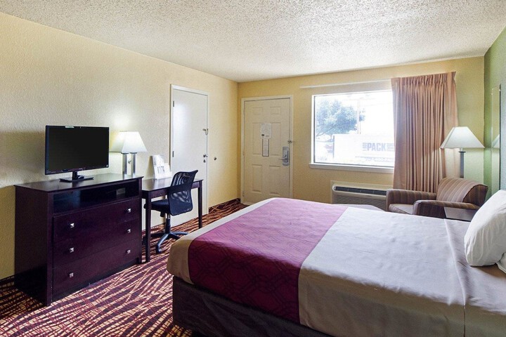 Room 13 of 36