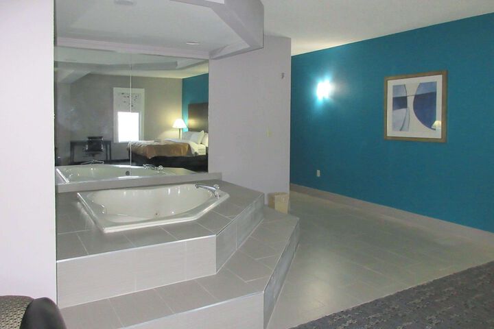 Room 4 of 7